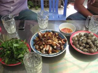 bạch tuộc nướng nè bà con...lai rai hôm 5-5 - 9