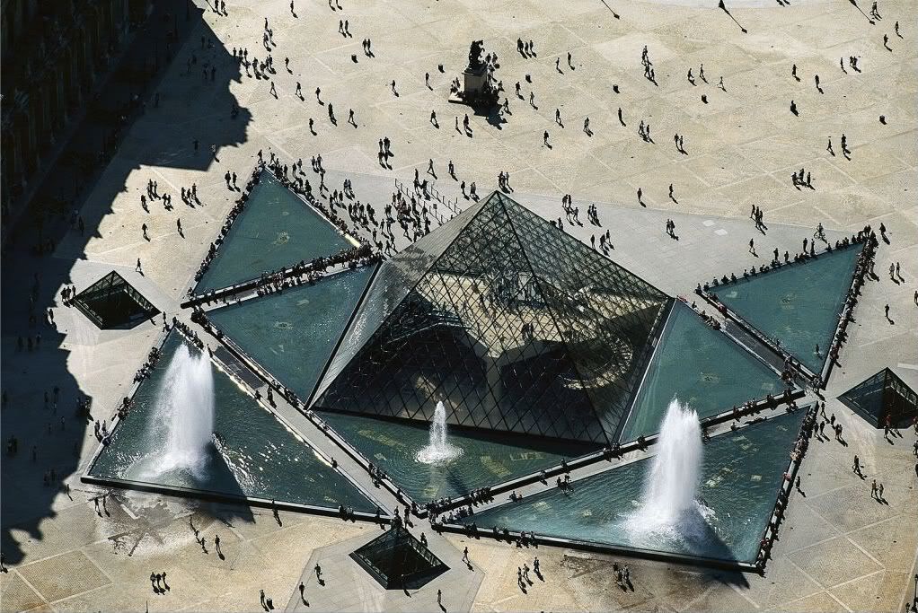 LapyramideduLouvreParisFranceN4852-.jpg