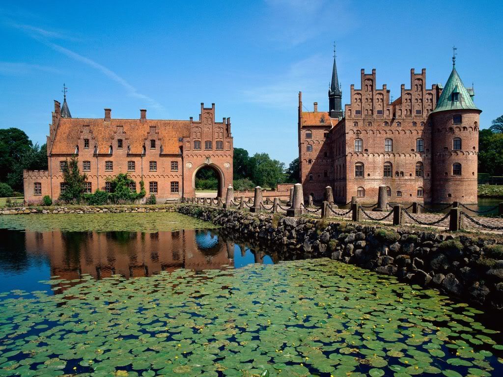 EgeskovCastleFynIslandDenmark.jpg